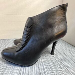 Pour La Victoire Black Leather Stiletto Ankle boots, 3" Heel, Size 8.5